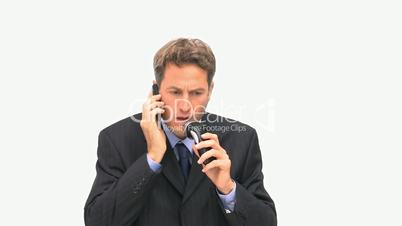 Mann mit Handy und Rasierapparat