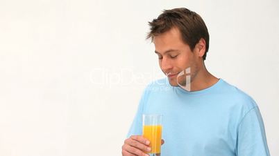 Mann mit Orangensaft