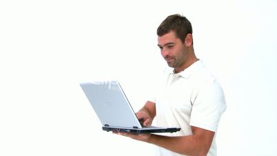 Mann mit Laptop