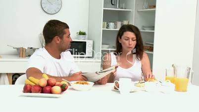 Paar beim Frühstück