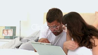 Paar mit Laptop und Tablet-PC