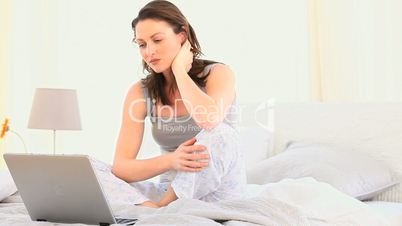 Frau sitzt am Laptop