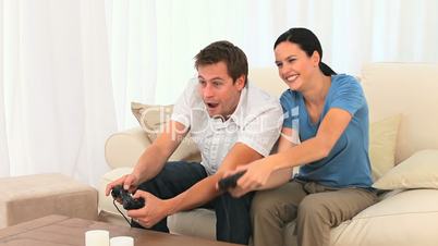 Paar beim Videospielen