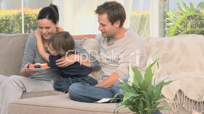 Familie auf dem Sofa