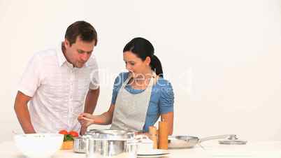 Paar beim Kochen