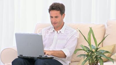 Mann mit Laptop