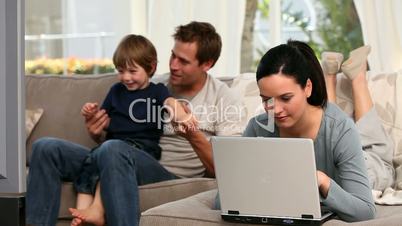 Familie auf dem Sofa