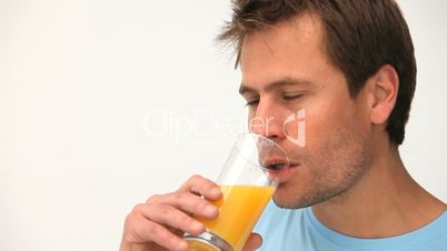 Mann trinkt Orangensaft