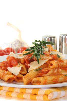 Penne mit Tomaten und Parmesan