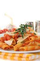 Penne mit Tomaten und Parmesan