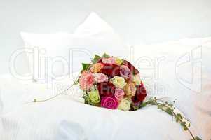 Brautstrauß auf einem Bett Bridal Bouquet on a bed