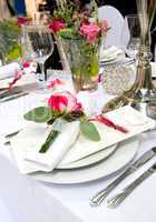 Gedeckte Festtafel mit Rosendekoration Covered banquet with red