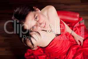 Frau in einem roten Abendkleid von oben