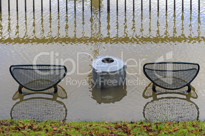 Sitzgruppe bei Hochwasser