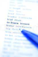 die englische Sprache lernen / the words to learn on white paper