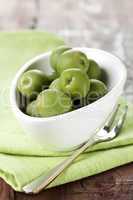 grüne Oliven in Schale / green olives in a bowl