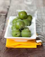 frische grüne Oliven / fresh green olives on bowl