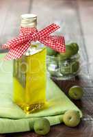 Olivenöl in einer Flasche / Olive oil in a bottle