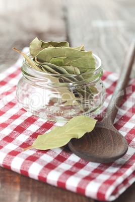 Lorbeerblätter im Vorratsglas / bay leaves in a jar