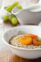Haferflocken und getrocknete Aprikosen / oats and dried apricots