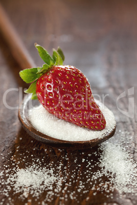 Erdbeere auf Zucker / strawberry on wooden spoon