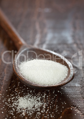 loser Zucker auf Löffel / white sugar on wooden spoon