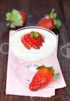frisches Dessert mit Erdbeere / fresh dessert with strawberry