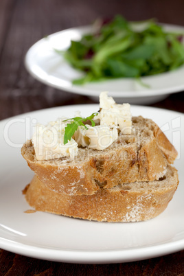 Fetakäse auf Baguettebrot / feta cheese on baguette bread