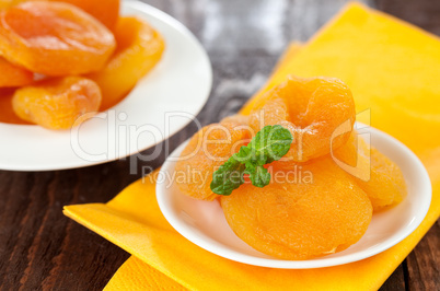 getrocknete Aprikosen auf Teller / dried apricots on  plate
