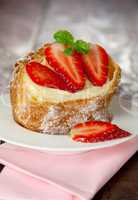 Windbeutel mit Pudding und Erdbeeren / cream puff with pudding a
