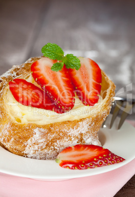 Dessert mit Erdbeeren / cream puff with strawberry