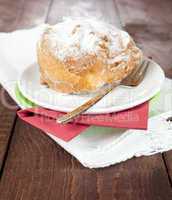 Windbeutel auf Teller / cream puff on a plate