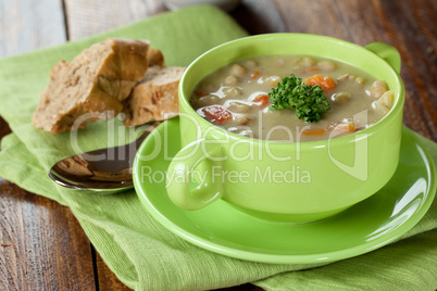 Erbsensuppe mit Baguette / pea soup with baguette