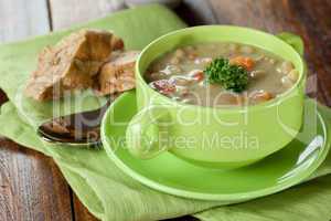 Erbsensuppe mit Baguette / pea soup with baguette