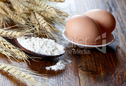 Mehl auf Holzlöffel und Eier / flour on spoon and eggs