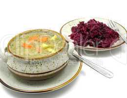 Mahlzeit bestehend aus Gemüseeintopf und Rotkohl