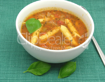 Nudelsuppe mit Tomaten und Kräutern