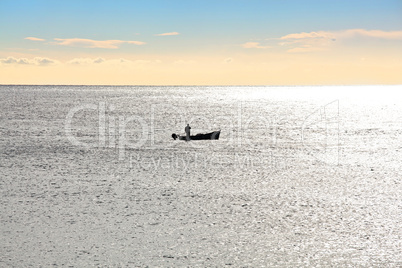 Fischerboot im Meer 421