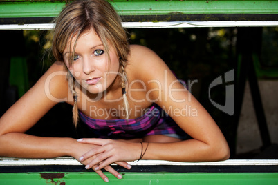 Junge Frau blickt aus Schrottauto 807