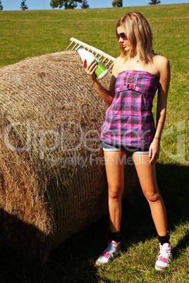 Frau mit Milchflasche auf der Wiese 002