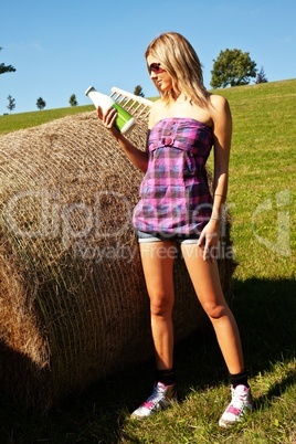 Frau mit Milchflasche auf der Wiese 003