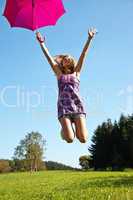 Frau mit roten Schirm springt vor Freude in die Höhe 023