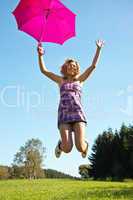 Frau mit Schirm springt vor Freude in die Höhe 024