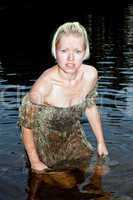 Angezogene Frau badet im See 831