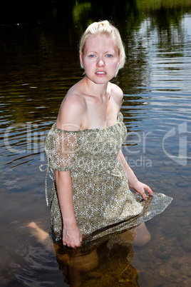 Angezogene Frau badet im See 823