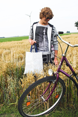 Mann mit Fahrrad am Getreidefeld 696