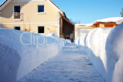 Schneeberge vor Einfamilienhaus 323