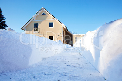 Schneeberge vor Einfamilienhaus 327