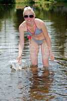 Junge Frau badet im Fluss 884