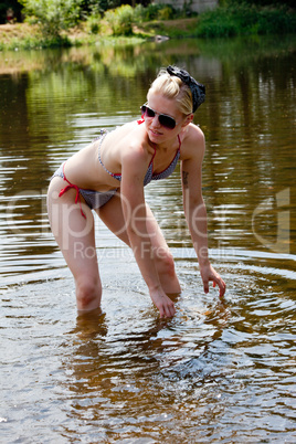 Junge Frau badet im Fluss 887